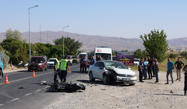 Motosiklet ile otomobil çarpıştı: 1 ölü