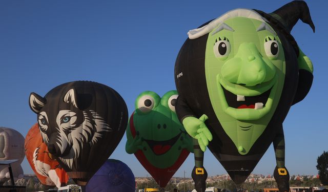 Sıcak hava balonları gökyüzünde görsel şölen oluşturdu