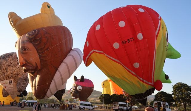 Figürlü sıcak hava balonları Ürgüp'de havalandı