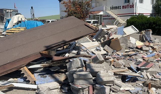 Tır iş yerine daldı, o anlar güvenlik kameralarına yansıdı