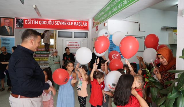 Okulla tanışan miniklere balonlu karşılama