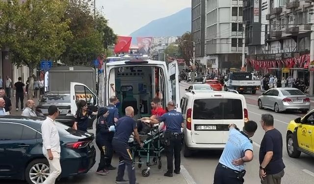 Cadde üzerinde defalarca kendini bıçakladı