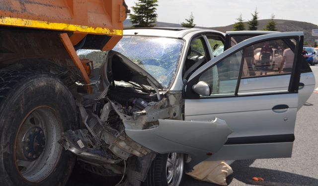 Bursa'dan Trabzon'a giden aile hafriyat kamyonuna arkadan çarptı: 5 yaralı