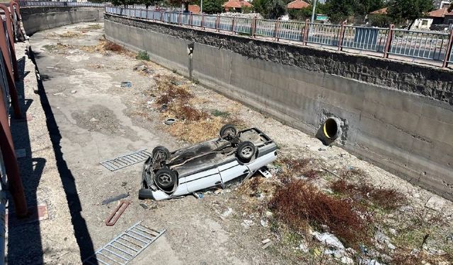 Kontrolden çıkan otomobil kanala düştü: 1 yaralı