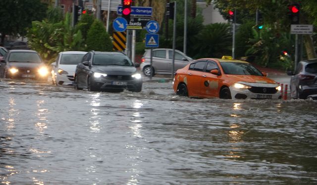 Adana'yı 'süper hücre' vurdu