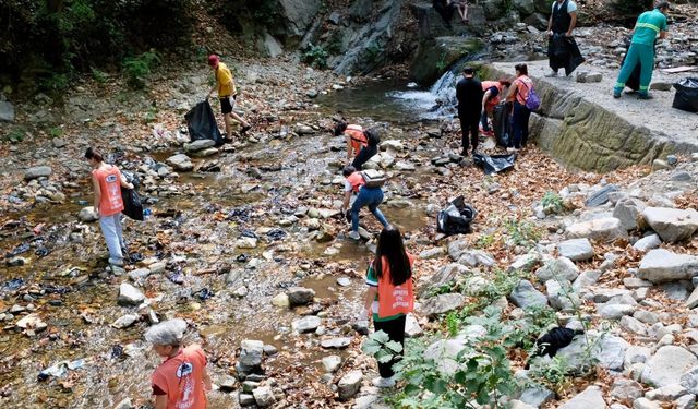 Dünya Temizlik Günü'nde doğada 2 kamyon çöp topladılar