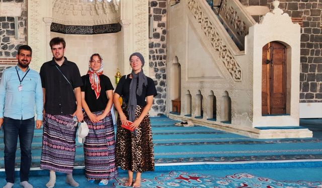 Ulu Cami'de Yabancı Turistler Etek Giydi