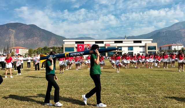 Köyceğiz Fen Lisesi cumhuriyet kutlamalarına ikincilik aldıkları roketle katıldı