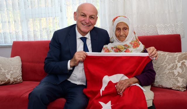 Cumhuriyet'in tarihine tanıklık eden çınarlara Türk bayrağı hediyesi