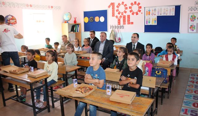 65 Öğrenci İlk Defa Pizza Tattı