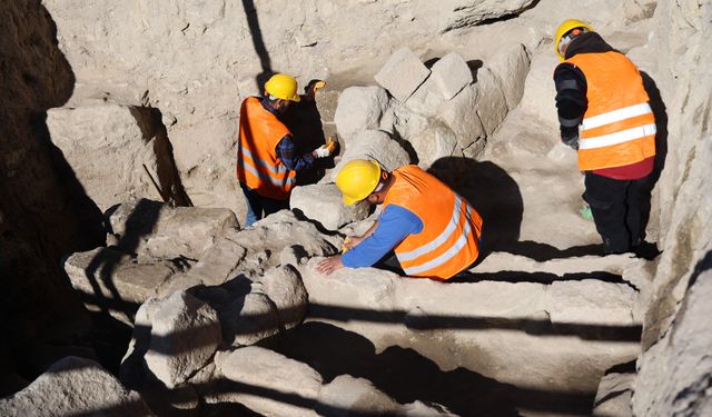 Trafiğe Kapatılan Yolun Altından Çıkan Şey Herkesi Şok Etti