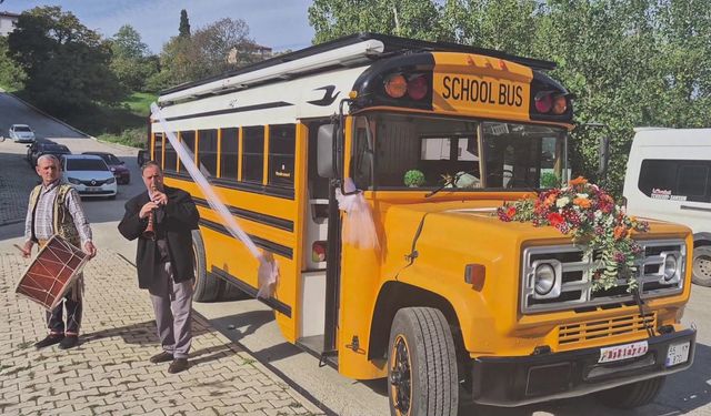 700 bin TL harcadığı hayalindeki 'School Bus'ı gelin arabası yaptı