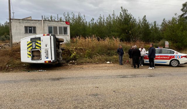 Öğrenci servisi takla attı: 2 yaralı