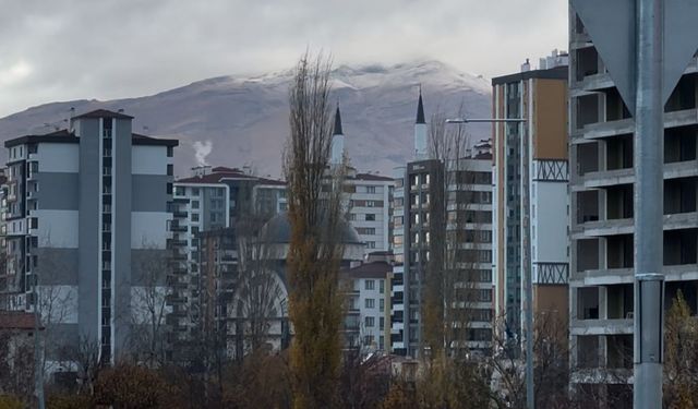 Beklenen geldi, Niğde’ye Mevsimin İlk Karı yağdı