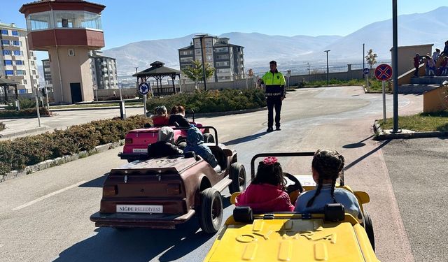 Niğde Polisi Vatandaşları Hem Eğitiyor Hem Bilgilendiriyor