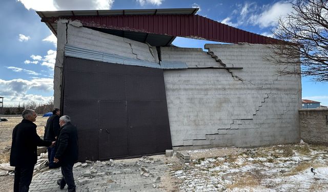 Niğde'nin Karakapı Beldesinde etkili olan fırtına sonrası evlerin çatıları uçtu