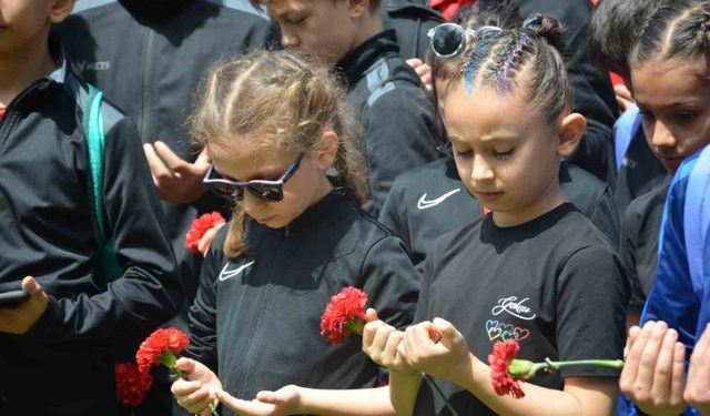 Efsane cimnastikçi Canbaş, karanfillerle anıldı