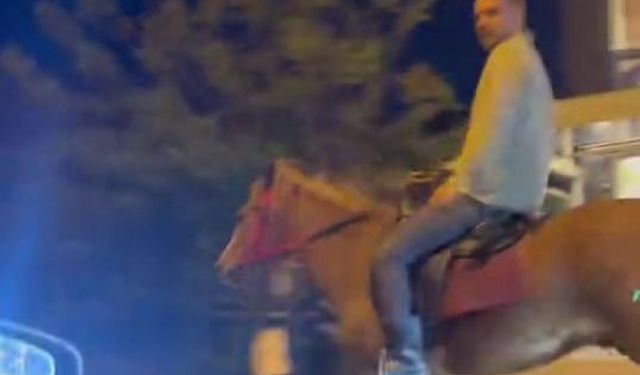 Şehrin göbeğinde dörtnala giden atı gören dönüp bir daha baktı