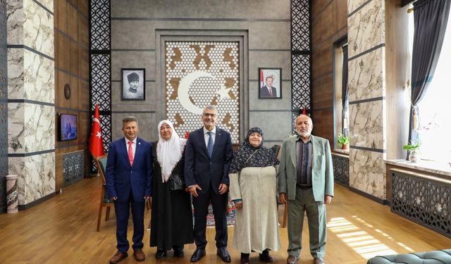 Vali Cahit Çelik’ten Hayırseverlere Teşekkür Plaketi