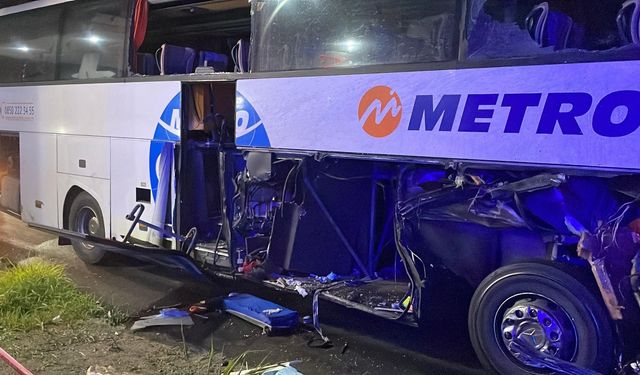 Otobüs tıra çarptı, 12 kişi yaralandı