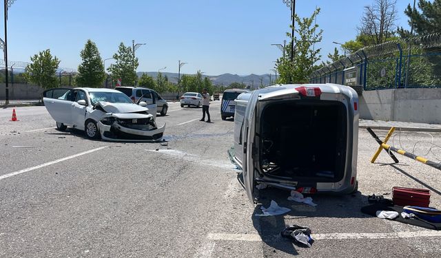 Şerit ihlali kazaya neden oldu: 4 yaralı