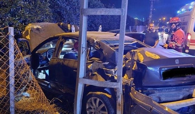 Elektrik direğine çarpan otomobilin sürücüsü yaralandı
