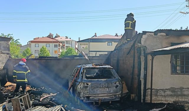 Korkutan yangın: araba hurdaya döndü