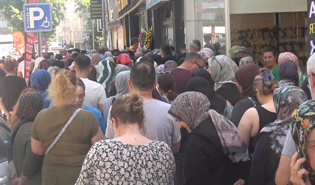 Mağaza açılışında indirim izdihamı