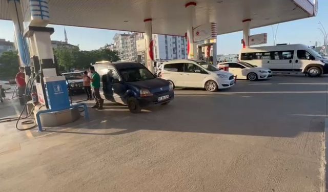 Akaryakıta Zam Haberini Duyan İstasyonlara Koştu