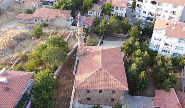 2 asırlık cami, süslemeleriyle dikkat çekiyor