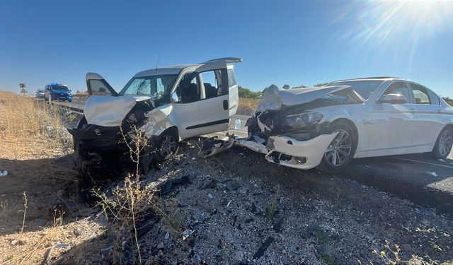 İki araç kafa kafaya çarpıştı: 14 yaralı
