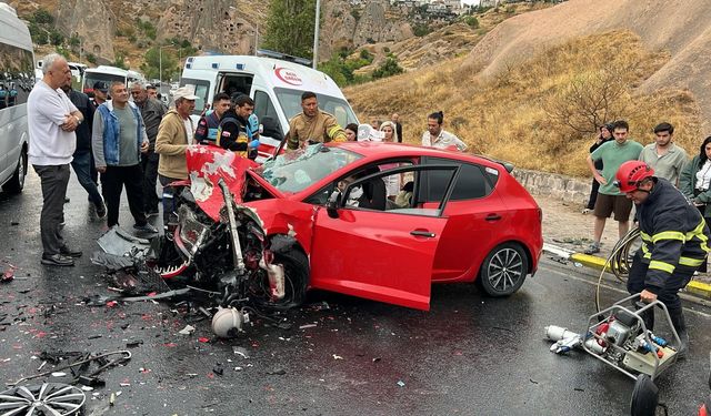 Minibüs ile otomobil kafa kafaya çarpıştı: 1'i ağır 6 yaralı
