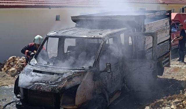 Şantiyedeki park halindeki araç yandı