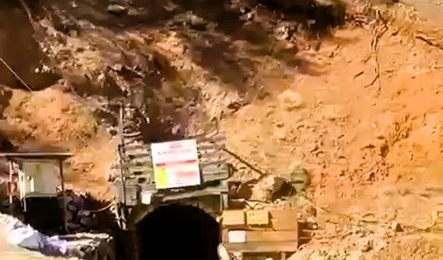 Krom madeninde meydana gelen göçükte 2 işçi mahsur kaldı