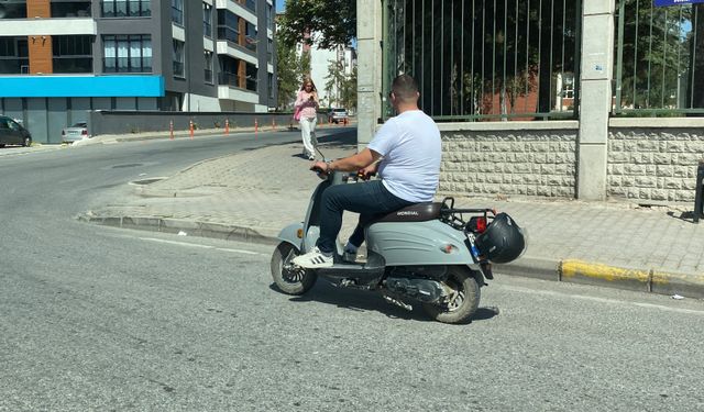 Kafasına takmadığı kaskla motosikletin plakasını kapattı