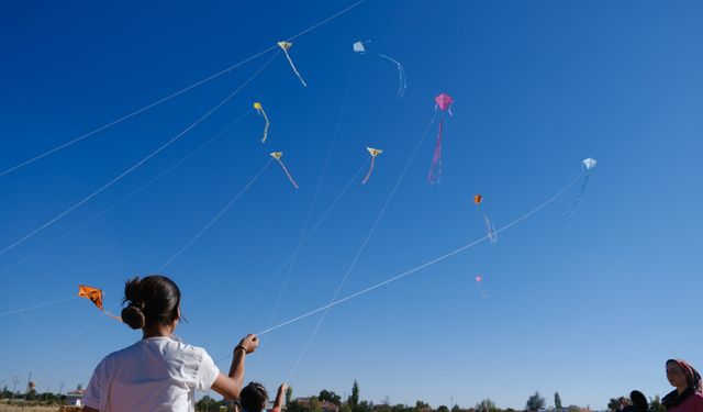 Rengarenk uçurtmalar gökyüzünü süsledi