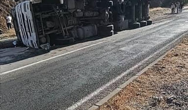 Virajda kontrolden çıkan tır devrildi