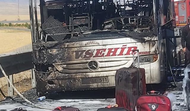 Niğde-Ankara otobanında seyir halindeki yolcu otobüsü yandı