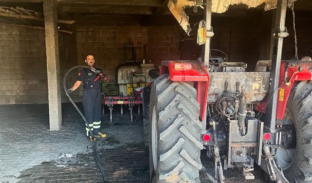 Depoda bulunan traktör alev alarak yandı