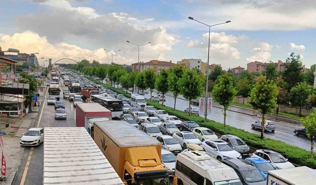Aniden etkili olan yağış yolu kapattı