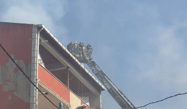 Binanın çatısında çıkan yangın 3 binaya sıçradı