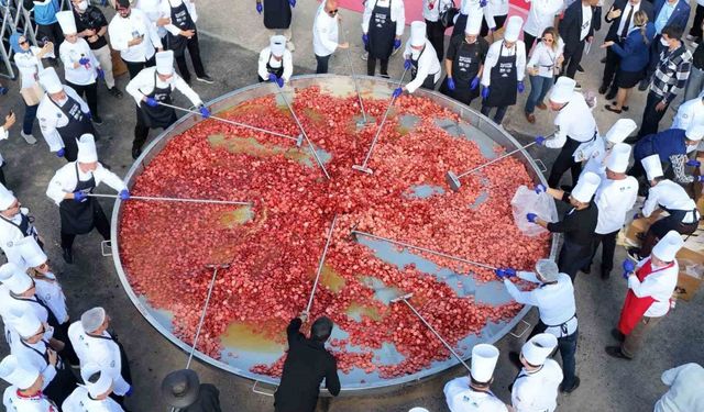 Bin 930 kiloluk dev sucuklu yumurta yaparak dünya rekoru kırdılar