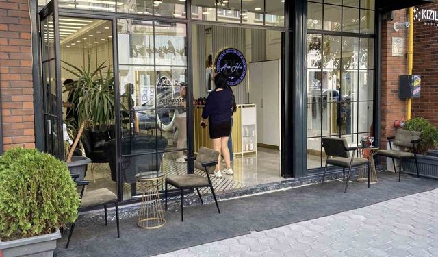 Dükkanın önünden dekorasyon malzemelerini çaldı