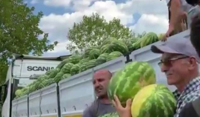 Bir tır dolusu karpuzu ücretsiz dağıttı