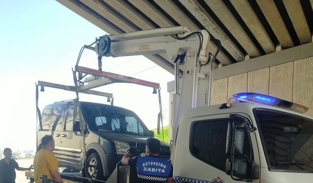 Çocuklarının tedavisine giden aileye zabıtadan yardım eli