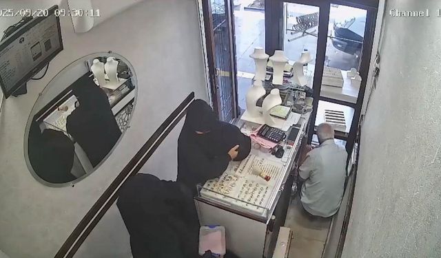 Kadınlar kuyumcudan 2,5 kilo altın çaldı