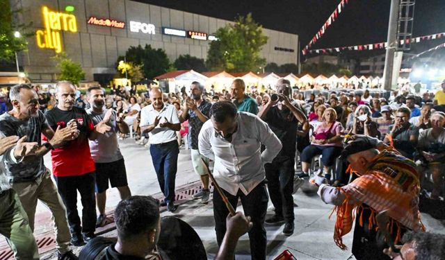 En fazla baklavayı yemek için kıyasıya yarıştılar