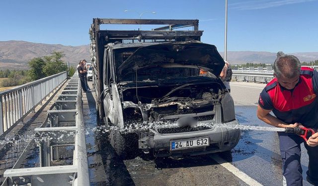 Seyir halindeki kamyon alev alev yandı