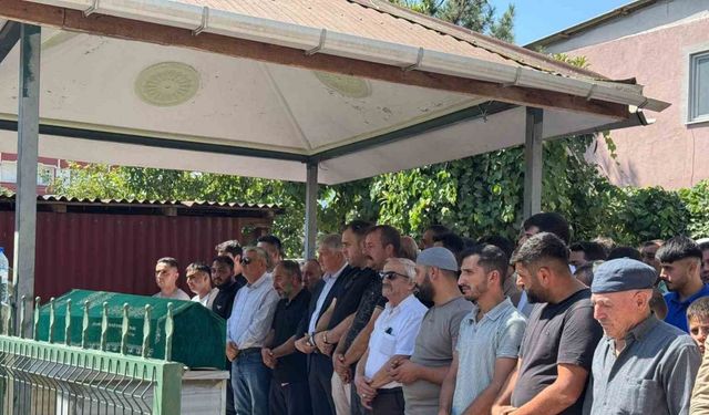 Fabrikada zehirlenen işçi toprağa verildi.