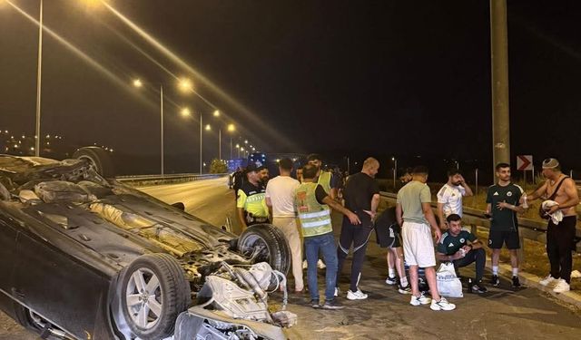 Futbolcular kazaya denk geldi, yaralılara müdahale etti